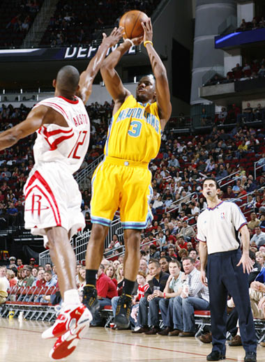  三球20+10+10，黄蜂终结火箭五连败  