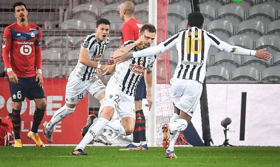  法甲黑马昂热崛起，主场零封摩纳哥登顶  