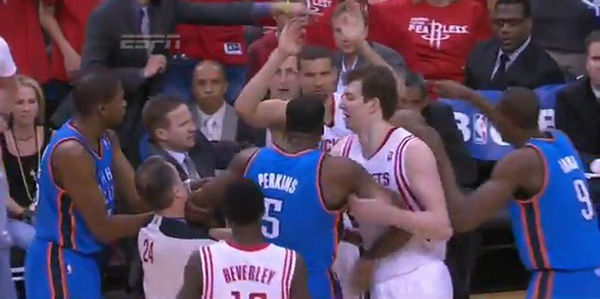  昂热主场球迷冲突导致比赛延期举行  